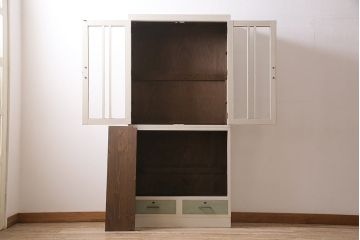 レトロ家具　ホワイトとグリーンのバイカラーがおしゃれなペイント戸棚(食器棚、収納棚、キャビネット)(R-044980)