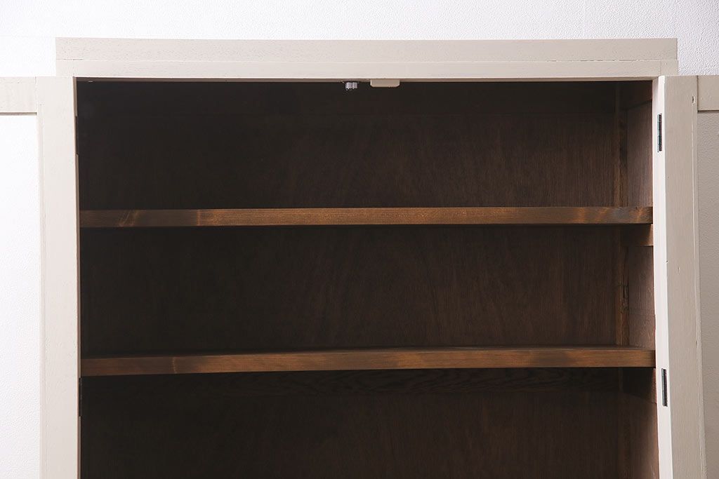 レトロ家具　ホワイトとグリーンのバイカラーがおしゃれなペイント戸棚(食器棚、収納棚、キャビネット)(R-044980)