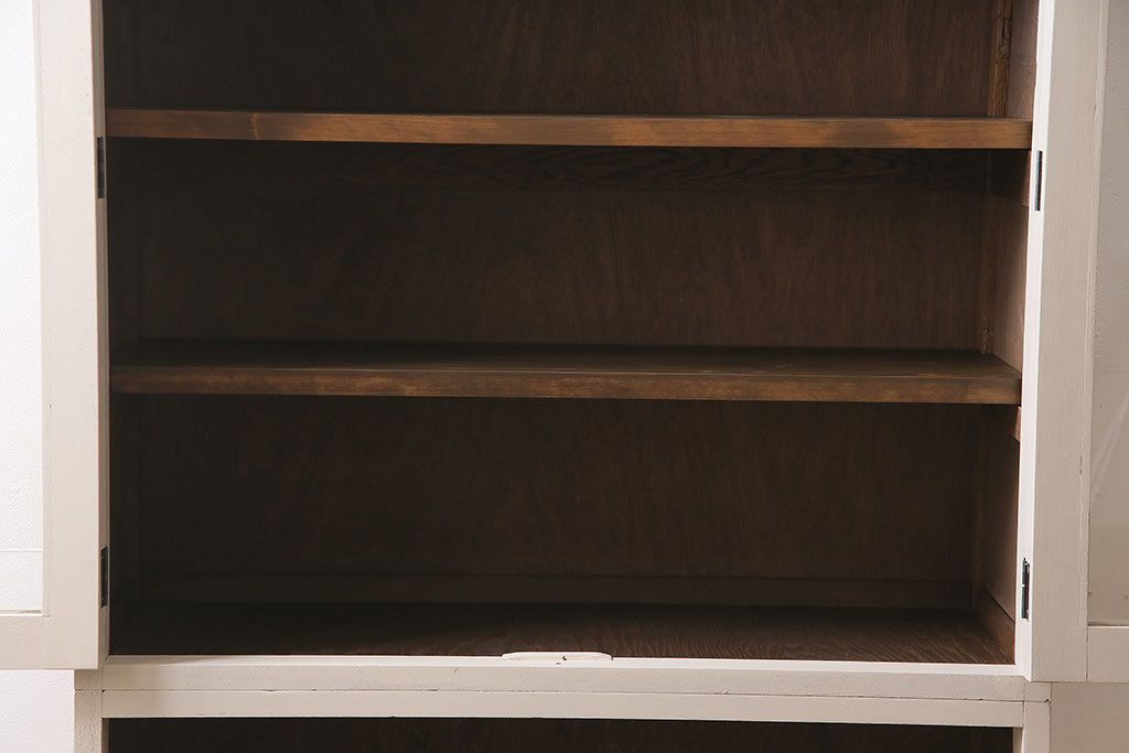 レトロ家具　ホワイトとグリーンのバイカラーがおしゃれなペイント戸棚(食器棚、収納棚、キャビネット)(R-044980)