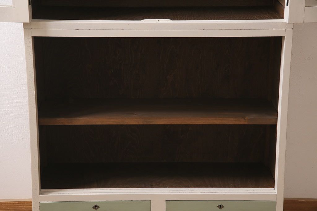 レトロ家具　ホワイトとグリーンのバイカラーがおしゃれなペイント戸棚(食器棚、収納棚、キャビネット)(R-044980)