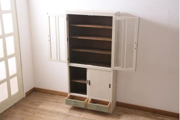 レトロ家具　ホワイトとグリーンのバイカラーがおしゃれなペイント戸棚(食器棚、収納棚、キャビネット)(R-044980)