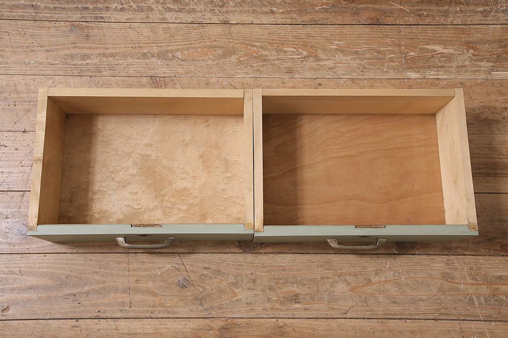 レトロ家具　ホワイトとグリーンのバイカラーがおしゃれなペイント戸棚(食器棚、収納棚、キャビネット)(R-044980)