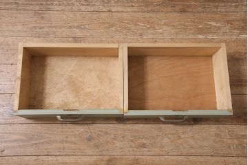 レトロ家具　ホワイトとグリーンのバイカラーがおしゃれなペイント戸棚(食器棚、収納棚、キャビネット)(R-044980)