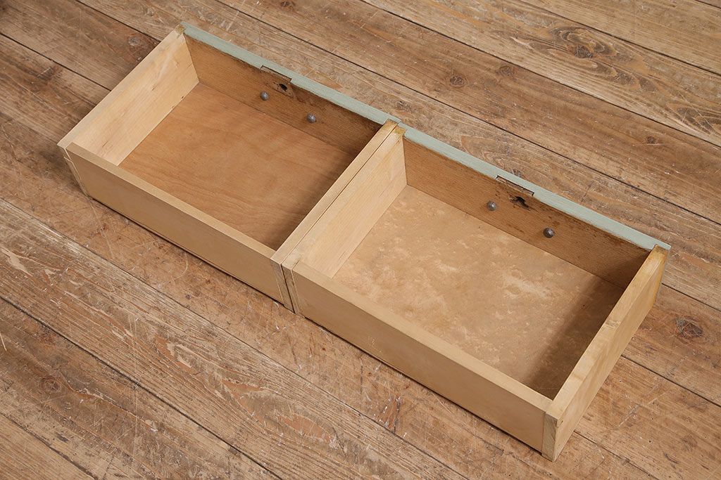 レトロ家具　ホワイトとグリーンのバイカラーがおしゃれなペイント戸棚(食器棚、収納棚、キャビネット)(R-044980)