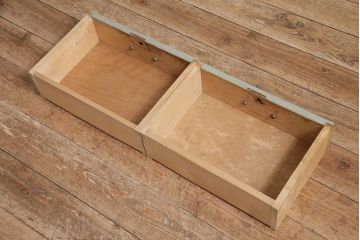 レトロ家具　ホワイトとグリーンのバイカラーがおしゃれなペイント戸棚(食器棚、収納棚、キャビネット)(R-044980)