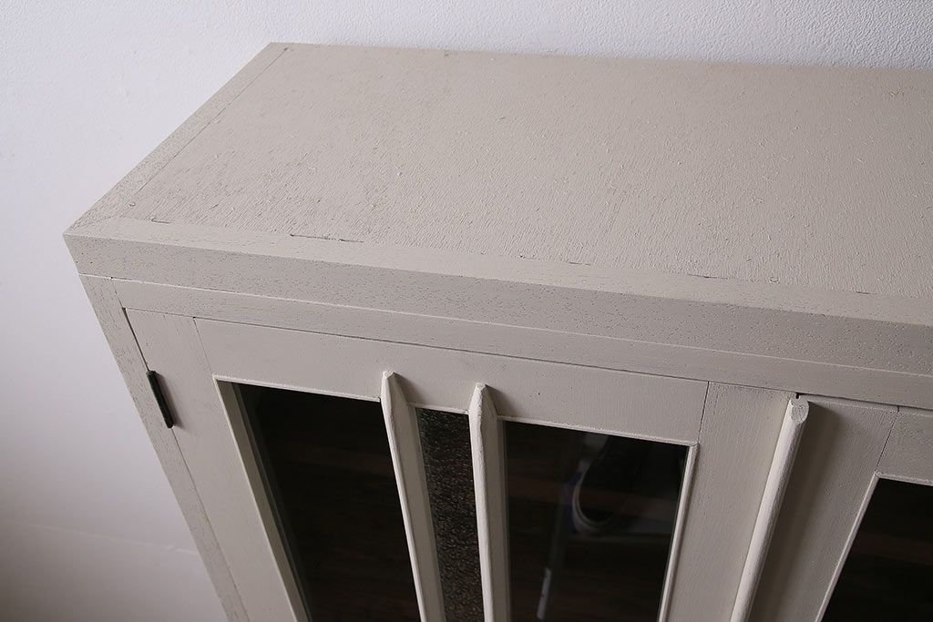レトロ家具　ホワイトとグリーンのバイカラーがおしゃれなペイント戸棚(食器棚、収納棚、キャビネット)(R-044980)
