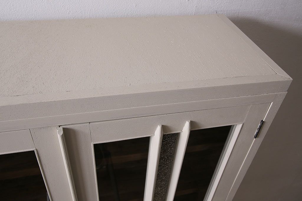 レトロ家具　ホワイトとグリーンのバイカラーがおしゃれなペイント戸棚(食器棚、収納棚、キャビネット)(R-044980)