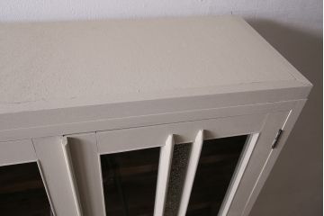 レトロ家具　ホワイトとグリーンのバイカラーがおしゃれなペイント戸棚(食器棚、収納棚、キャビネット)(R-044980)