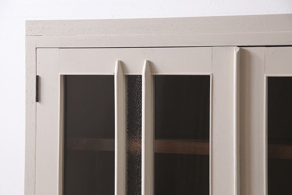 レトロ家具　ホワイトとグリーンのバイカラーがおしゃれなペイント戸棚(食器棚、収納棚、キャビネット)(R-044980)