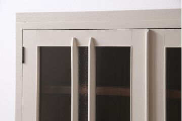 レトロ家具　ホワイトとグリーンのバイカラーがおしゃれなペイント戸棚(食器棚、収納棚、キャビネット)(R-044980)