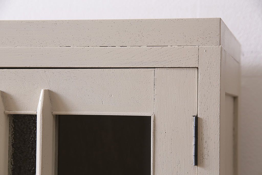 レトロ家具　ホワイトとグリーンのバイカラーがおしゃれなペイント戸棚(食器棚、収納棚、キャビネット)(R-044980)