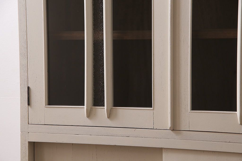 レトロ家具　ホワイトとグリーンのバイカラーがおしゃれなペイント戸棚(食器棚、収納棚、キャビネット)(R-044980)