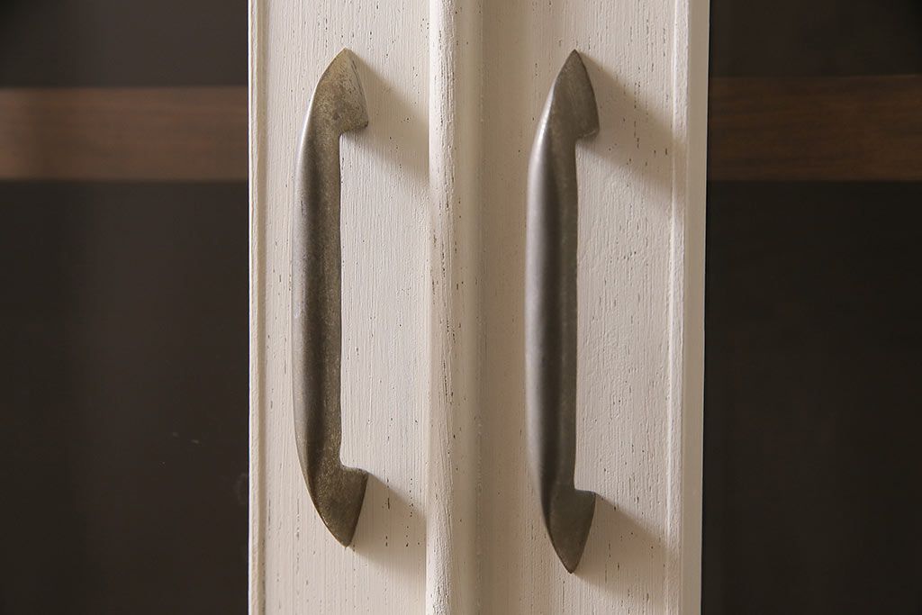 レトロ家具　ホワイトとグリーンのバイカラーがおしゃれなペイント戸棚(食器棚、収納棚、キャビネット)(R-044980)