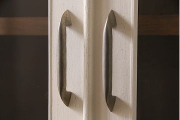 レトロ家具　ホワイトとグリーンのバイカラーがおしゃれなペイント戸棚(食器棚、収納棚、キャビネット)(R-044980)