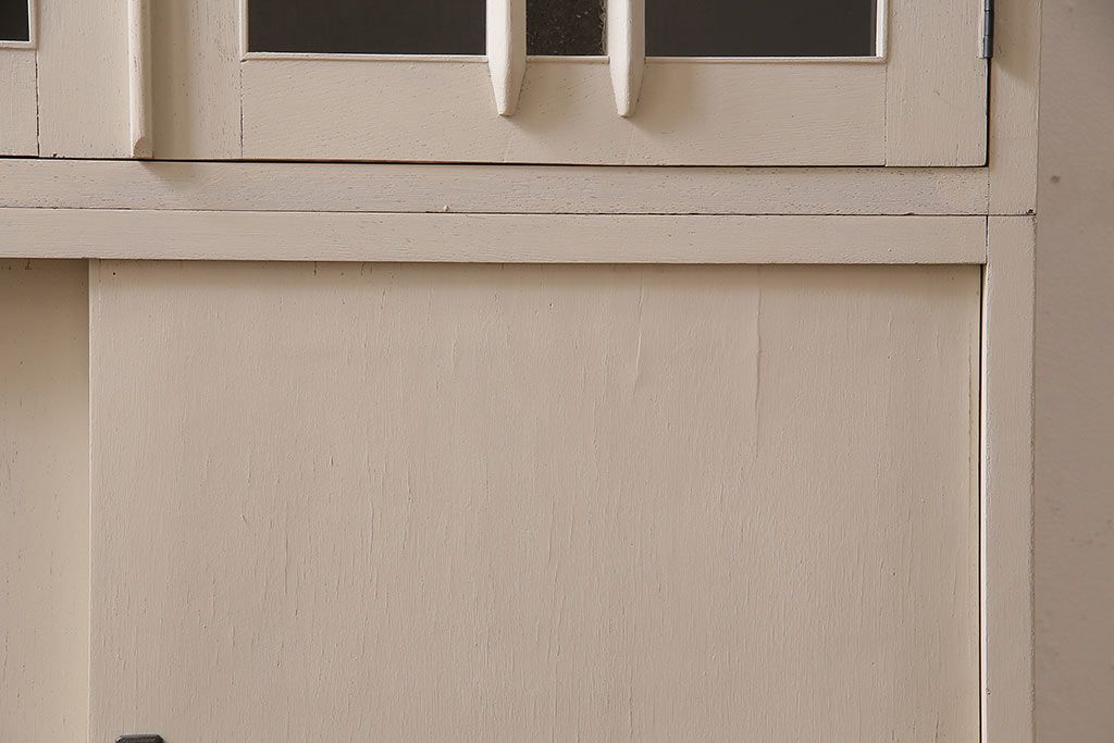 レトロ家具　ホワイトとグリーンのバイカラーがおしゃれなペイント戸棚(食器棚、収納棚、キャビネット)(R-044980)