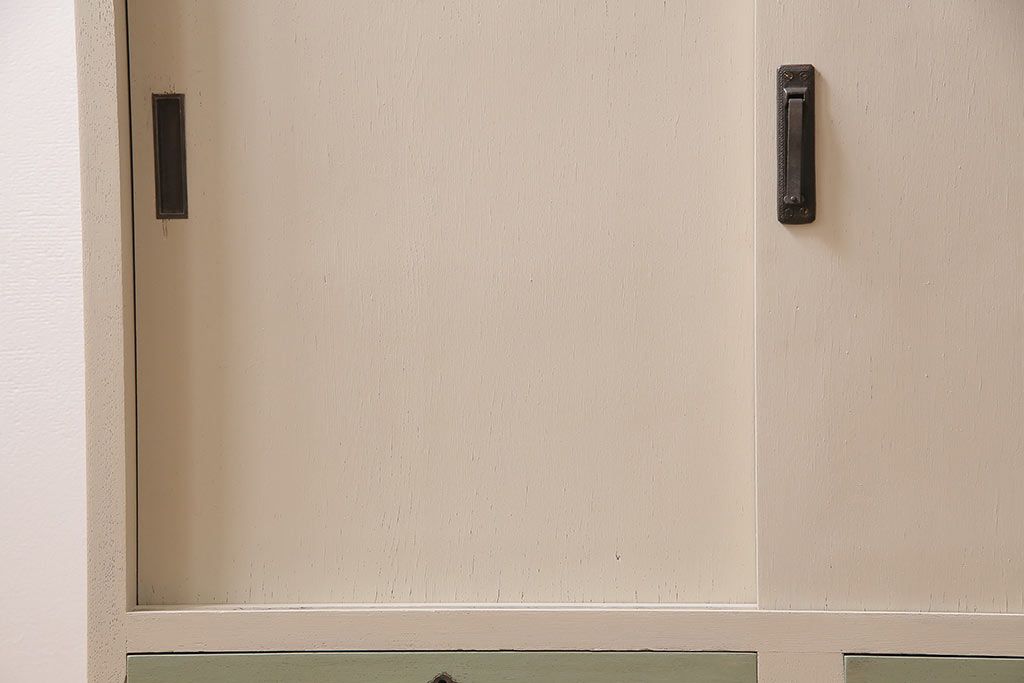 レトロ家具　ホワイトとグリーンのバイカラーがおしゃれなペイント戸棚(食器棚、収納棚、キャビネット)(R-044980)