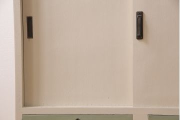 レトロ家具　ホワイトとグリーンのバイカラーがおしゃれなペイント戸棚(食器棚、収納棚、キャビネット)(R-044980)