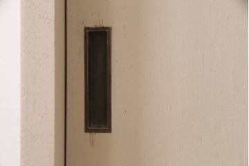 レトロ家具　ホワイトとグリーンのバイカラーがおしゃれなペイント戸棚(食器棚、収納棚、キャビネット)(R-044980)