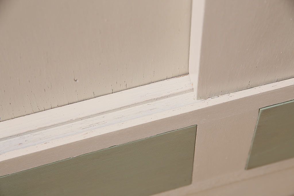 レトロ家具　ホワイトとグリーンのバイカラーがおしゃれなペイント戸棚(食器棚、収納棚、キャビネット)(R-044980)