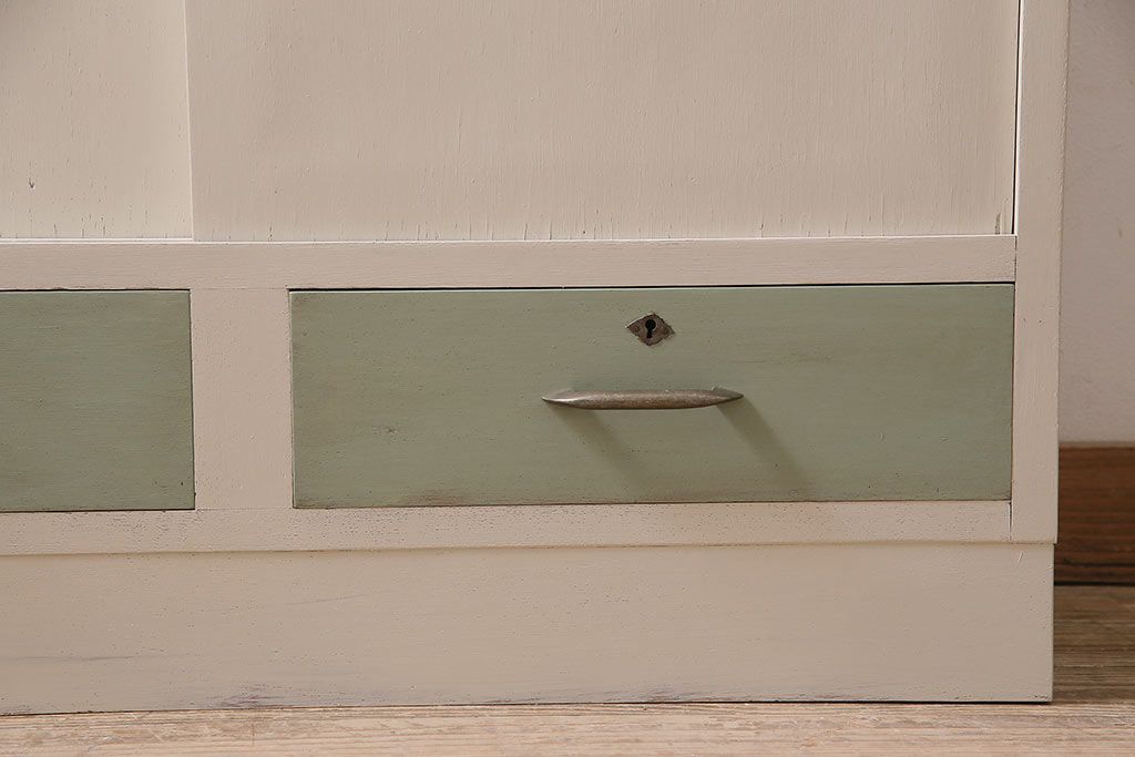 レトロ家具　ホワイトとグリーンのバイカラーがおしゃれなペイント戸棚(食器棚、収納棚、キャビネット)(R-044980)