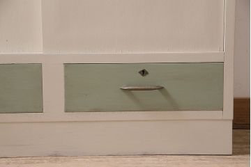 レトロ家具　ホワイトとグリーンのバイカラーがおしゃれなペイント戸棚(食器棚、収納棚、キャビネット)(R-044980)