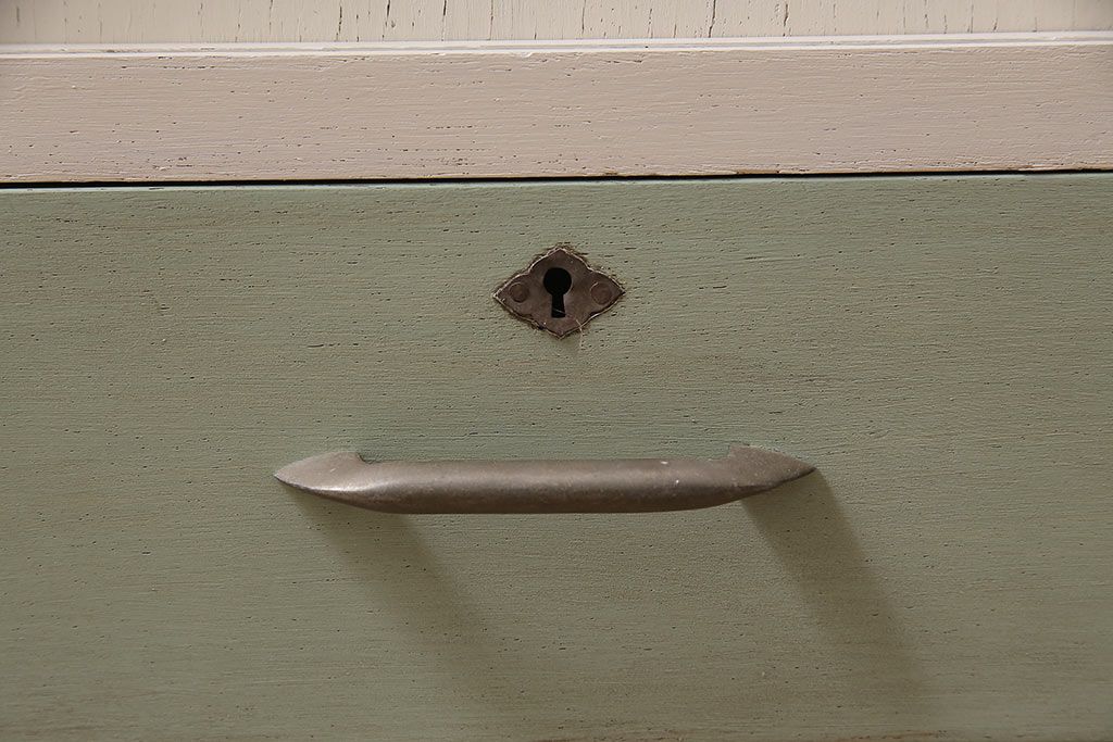 レトロ家具　ホワイトとグリーンのバイカラーがおしゃれなペイント戸棚(食器棚、収納棚、キャビネット)(R-044980)