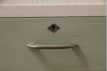 レトロ家具　ホワイトとグリーンのバイカラーがおしゃれなペイント戸棚(食器棚、収納棚、キャビネット)(R-044980)