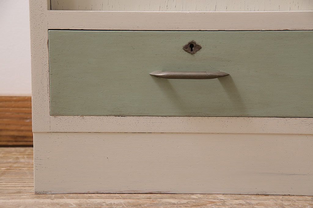 レトロ家具　ホワイトとグリーンのバイカラーがおしゃれなペイント戸棚(食器棚、収納棚、キャビネット)(R-044980)