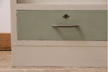 レトロ家具　ホワイトとグリーンのバイカラーがおしゃれなペイント戸棚(食器棚、収納棚、キャビネット)(R-044980)