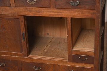 アンティーク家具　大正期　前面ケヤキ材・漆塗り　力強い木目が楽しめる関東水屋箪笥(収納棚、キャビネット)(R-044981)