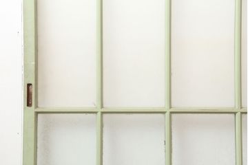 アンティーク建具　昭和中期　結霜・すりガラス入り　淡い色合いのペイントがおしゃれなガラス戸2枚セット(引き戸)(R-044983)