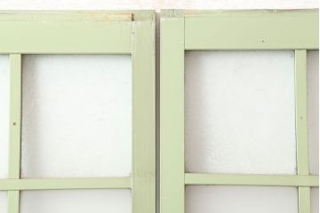 アンティーク建具　昭和中期　結霜・すりガラス入り　淡い色合いのペイントがおしゃれなガラス戸2枚セット(引き戸)(R-044983)