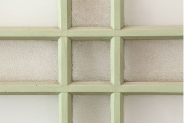 アンティーク建具　昭和中期　レトロガラス・すりガラス入り　淡い色合いのペイントが愛らしいガラス戸2枚セット(引き戸)(R-044984)