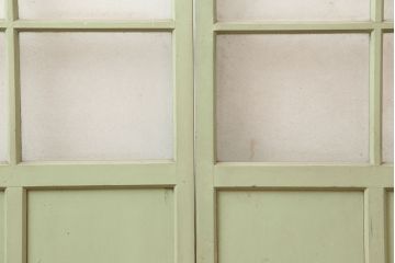 アンティーク建具　昭和中期　レトロガラス・すりガラス入り　淡い色合いのペイントが愛らしいガラス戸2枚セット(引き戸)(R-044984)