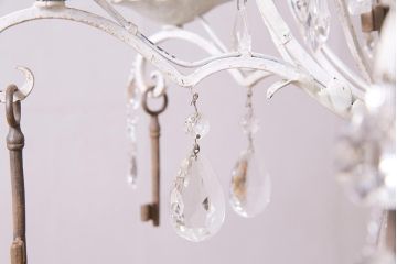 フランスアンティーク　鉄製　6灯　鍵のオブジェがついたシャビーなシャンデリア(天井照明、吊り下げ照明)(R-044994)