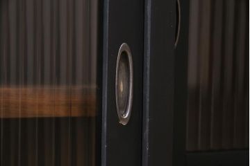 アンティーク家具　明治大正期　脚付きリメイク　天板ヒノキ材　モールガラス入り　黒いペイントと木色のバイカラーがおしゃれなテレビ台(収納棚、ガラス戸棚、テレビボード)(R-044995)