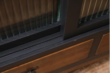 アンティーク家具　明治大正期　脚付きリメイク　天板ヒノキ材　モールガラス入り　黒いペイントと木色のバイカラーがおしゃれなテレビ台(収納棚、ガラス戸棚、テレビボード)(R-044995)