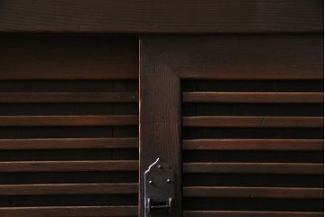 アンティーク家具　ヒノキ材　横桟引き戸が魅力的な美濃帳場箪笥・下段(収納棚、キャビネット)(R-044997)