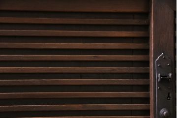 アンティーク家具　ヒノキ材　横桟引き戸が魅力的な美濃帳場箪笥・下段(収納棚、キャビネット)(R-044997)