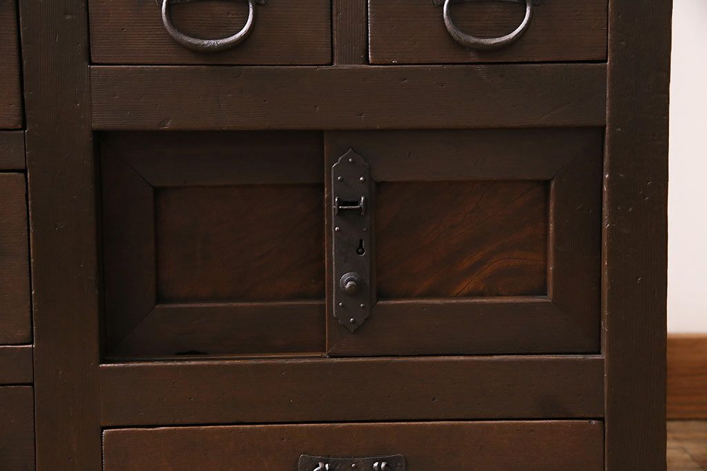 アンティーク家具　ヒノキ材　横桟引き戸が魅力的な美濃帳場箪笥・下段(収納棚、キャビネット)(R-044997)