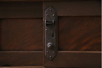 アンティーク家具　ヒノキ材　横桟引き戸が魅力的な美濃帳場箪笥・下段(収納棚、キャビネット)(R-044997)