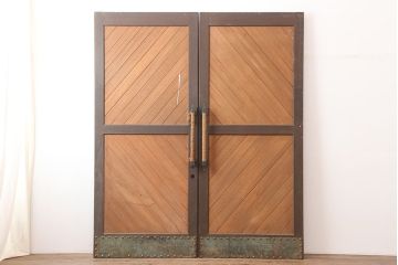 ヴィンテージ建具　両開き　お城の扉のようなデザインが印象的な親子ドア(ペアドア、木製ドア、扉、ビンテージ)(R-045019)