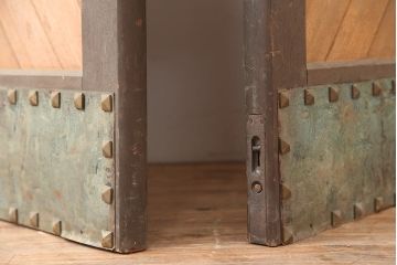 ヴィンテージ建具　両開き　お城の扉のようなデザインが印象的な親子ドア(ペアドア、木製ドア、扉、ビンテージ)(R-045019)