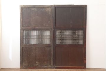 アンティーク建具　明治期　裏障子付き　赤みを帯びた木肌が美しい格子帯戸2枚セット(引き戸、建具)(R-045032)