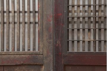 アンティーク建具　明治期　裏障子付き　赤みを帯びた木肌が美しい格子帯戸2枚セット(引き戸、建具)(R-045032)