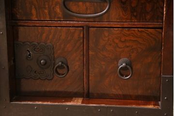 アンティーク家具　前面ケヤキ材　玉杢　分厚い金具が目を引く上手物の佐渡小木箪笥(佐渡箪笥、衣装箪笥、重ね箪笥)(R-045038)