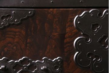 アンティーク家具　前面ケヤキ材　玉杢　分厚い金具が目を引く上手物の佐渡小木箪笥(佐渡箪笥、衣装箪笥、重ね箪笥)(R-045038)