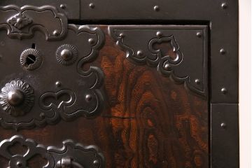 アンティーク家具　前面ケヤキ材　玉杢　分厚い金具が目を引く上手物の佐渡小木箪笥(佐渡箪笥、衣装箪笥、重ね箪笥)(R-045038)