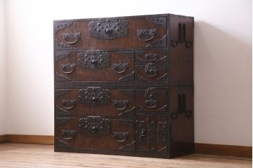 アンティーク家具　前面ケヤキ材　玉杢　分厚い金具が目を引く上手物の佐渡小木箪笥(佐渡箪笥、衣装箪笥、重ね箪笥)(R-045038)