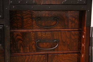 アンティーク家具　前面ケヤキ材　玉杢　分厚い金具が目を引く上手物の佐渡小木箪笥(佐渡箪笥、衣装箪笥、重ね箪笥)(R-045038)